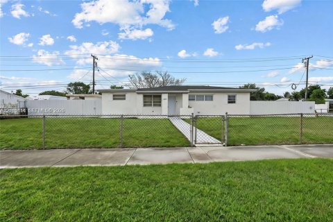 Villa ou maison à Miami Gardens, Floride 3 chambres, 123.19 m2 № 2426293