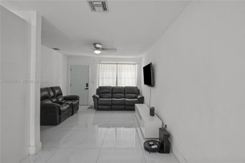 Villa ou maison à louer à Miami Gardens, Floride: 3 chambres, 123.19 m2 № 2426293 - photo 4
