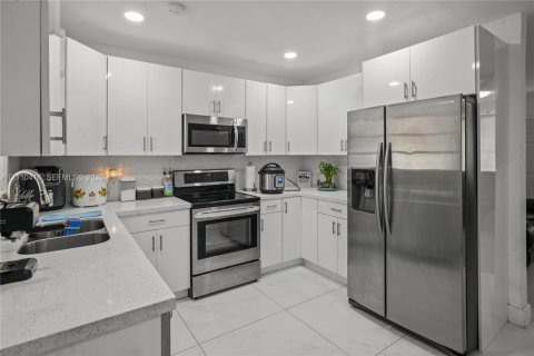 Villa ou maison à louer à Miami Gardens, Floride: 3 chambres, 123.19 m2 № 2426293 - photo 2