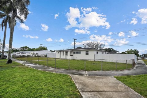 Villa ou maison à louer à Miami Gardens, Floride: 3 chambres, 123.19 m2 № 2426293 - photo 11