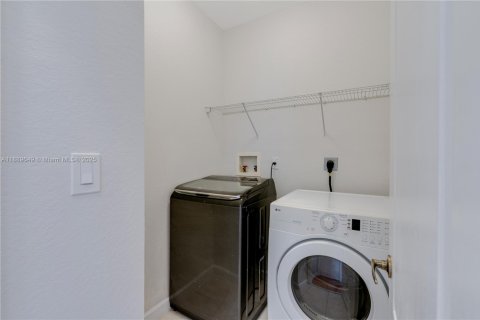 House in Doral, Florida 4 bedrooms, 196.77 sq.m. № 1938594 - photo 28