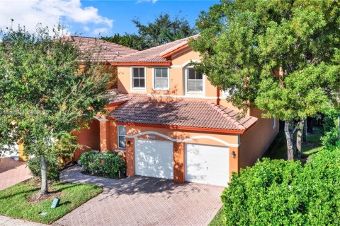 House in Doral, Florida 4 bedrooms, 196.77 sq.m. № 1938594 - photo 3