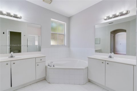 Casa en venta en Doral, Florida, 4 dormitorios, 196.77 m2 № 1938594 - foto 21
