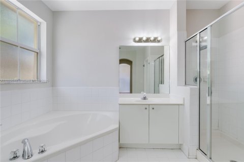 Villa ou maison à vendre à Doral, Floride: 4 chambres, 196.77 m2 № 1938594 - photo 20