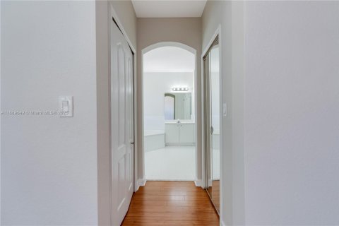 House in Doral, Florida 4 bedrooms, 196.77 sq.m. № 1938594 - photo 19