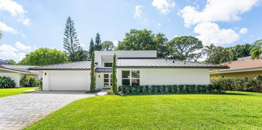 House in Delray Beach, Florida 3 bedrooms, 241.27 sq.m. № 2146346