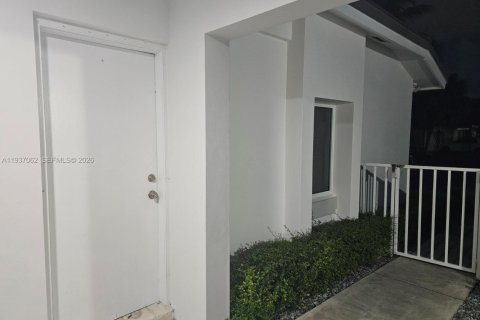 Коммерческая недвижимость в Майами, Флорида 1 спальня, 143.26м2 № 1995209