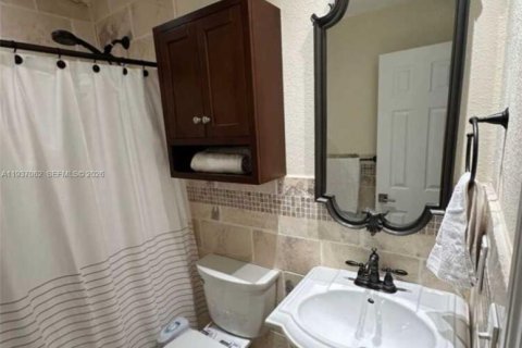 Снять в аренду коммерческую недвижимость в Майами, Флорида 1 спальня, 143.26м2, № 1995209 - фото 3