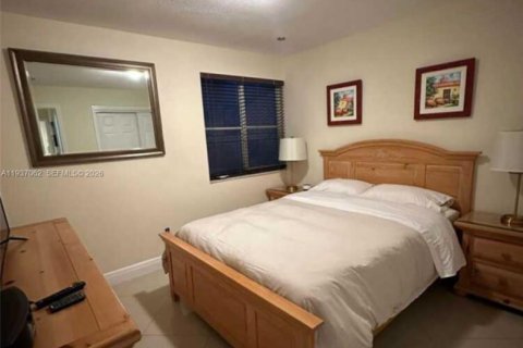 Снять в аренду коммерческую недвижимость в Майами, Флорида 1 спальня, 143.26м2, № 1995209 - фото 2