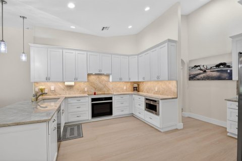 House in Wellington, Florida 4 bedrooms, 335.38 sq.m. № 2173882 - photo 15