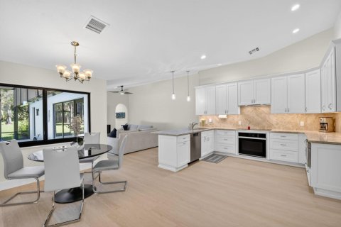 House in Wellington, Florida 4 bedrooms, 335.38 sq.m. № 2173882 - photo 13