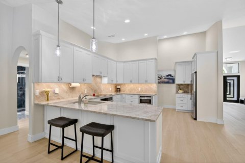 House in Wellington, Florida 4 bedrooms, 335.38 sq.m. № 2173882 - photo 19