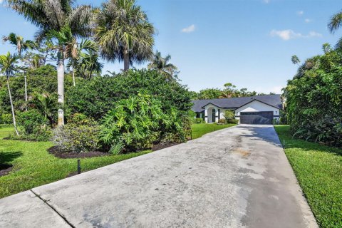 House in Wellington, Florida 4 bedrooms, 335.38 sq.m. № 2173882 - photo 4