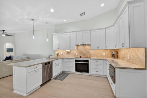 House in Wellington, Florida 4 bedrooms, 335.38 sq.m. № 2173882 - photo 14
