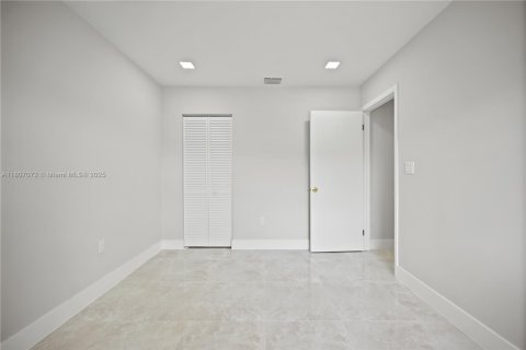 Condo in Miami, Florida, 3 bedrooms  № 1745675 - photo 11