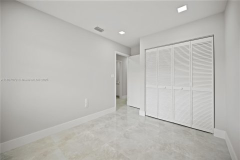 Condo in Miami, Florida, 3 bedrooms  № 1745675 - photo 13
