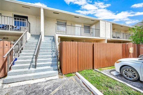 Condo in Miami, Florida, 3 bedrooms  № 1745675 - photo 2