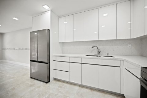 Condo in Miami, Florida, 3 bedrooms  № 1745675 - photo 4