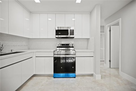 Condo in Miami, Florida, 3 bedrooms  № 1745675 - photo 1