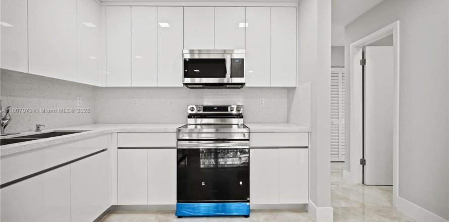 Condo in Miami, Florida, 3 bedrooms № 1745675