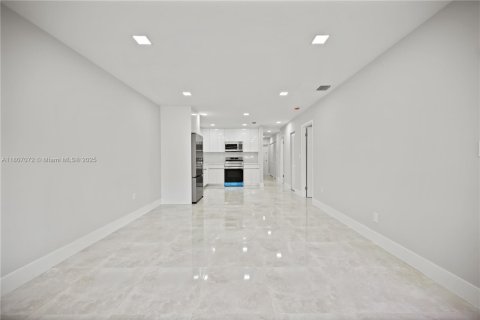 Condo in Miami, Florida, 3 bedrooms  № 1745675 - photo 8