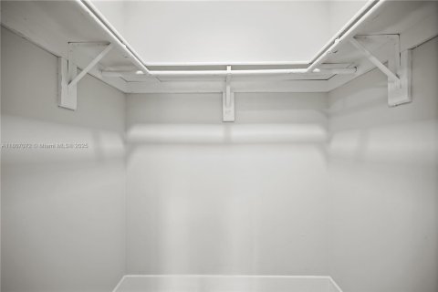 Condo in Miami, Florida, 3 bedrooms  № 1745675 - photo 19