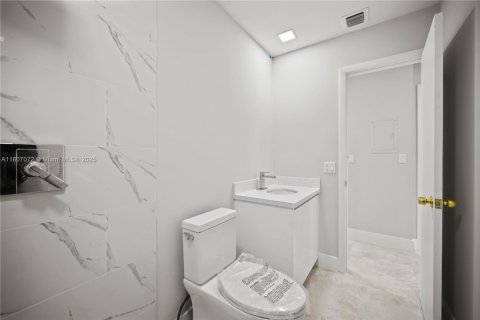 Condo in Miami, Florida, 3 bedrooms  № 1745675 - photo 15
