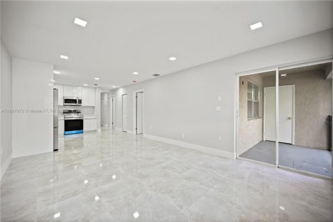 Condo in Miami, Florida, 3 bedrooms  № 1745675 - photo 7