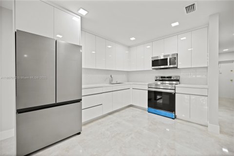 Condo in Miami, Florida, 3 bedrooms  № 1745675 - photo 5