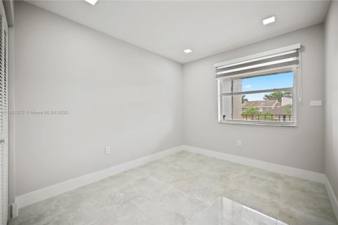 Condo in Miami, Florida, 3 bedrooms  № 1745675 - photo 12