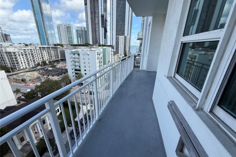 Condo in Miami, Florida, 2 bedrooms  № 1990733 - photo 7