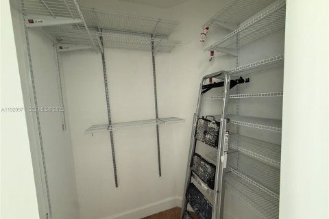 Condo in Miami, Florida, 2 bedrooms  № 1990733 - photo 15