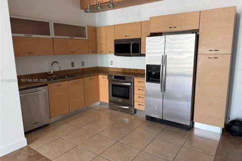 Condo in Miami, Florida, 2 bedrooms  № 1990733 - photo 1