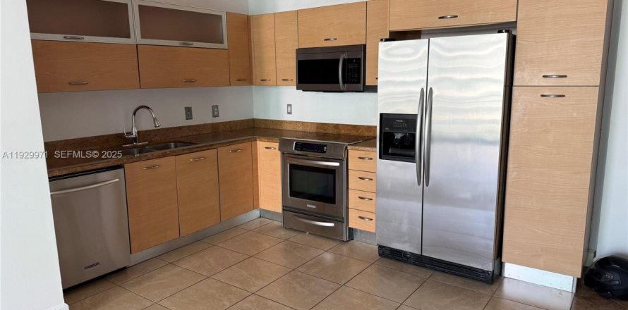 Condo in Miami, Florida, 2 bedrooms  № 1990733