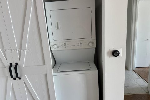 Condo in Miami, Florida, 2 bedrooms  № 1990733 - photo 14