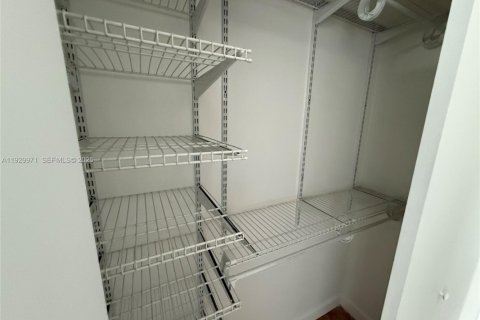 Condo in Miami, Florida, 2 bedrooms  № 1990733 - photo 11