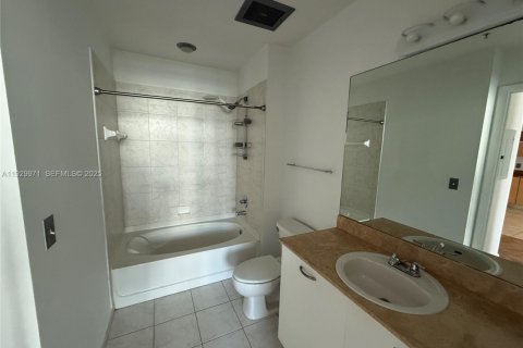 Condo in Miami, Florida, 2 bedrooms  № 1990733 - photo 13
