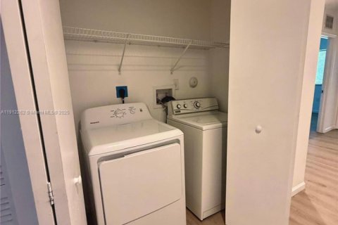 Touwnhouse à louer à Hallandale Beach, Floride: 2 chambres, 151.99 m2 № 1966818 - photo 19