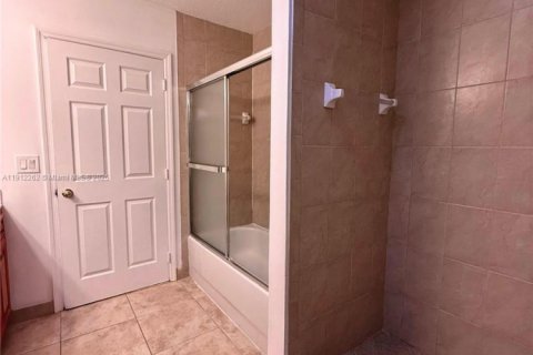 Touwnhouse à louer à Hallandale Beach, Floride: 2 chambres, 151.99 m2 № 1966818 - photo 14