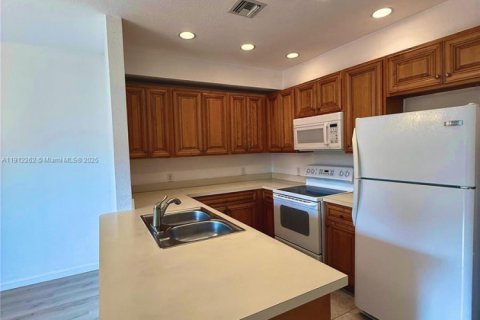 Touwnhouse à louer à Hallandale Beach, Floride: 2 chambres, 151.99 m2 № 1966818 - photo 5