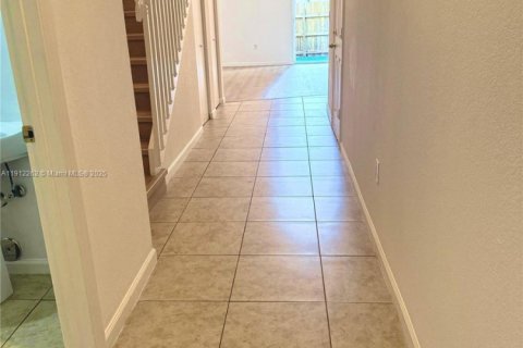 Touwnhouse à louer à Hallandale Beach, Floride: 2 chambres, 151.99 m2 № 1966818 - photo 1