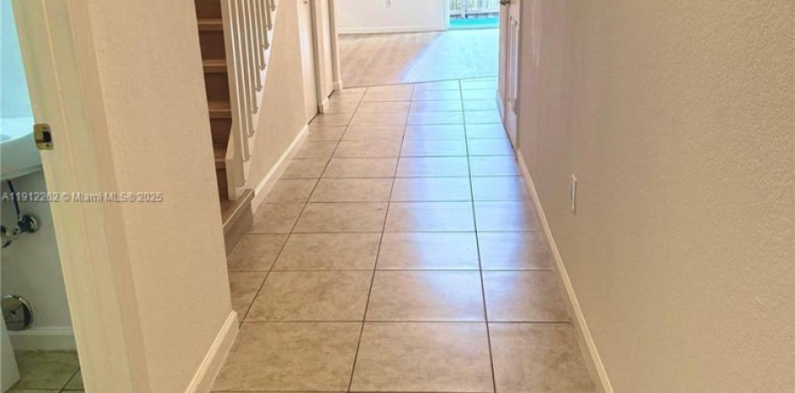 Touwnhouse à Hallandale Beach, Floride 2 chambres, 151.99 m2 № 1966818