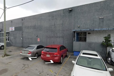 Commercial property in Miami, Florida № 1942096 - photo 1