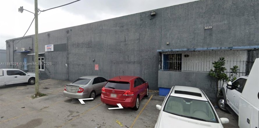Commercial property in Miami, Florida № 1942096