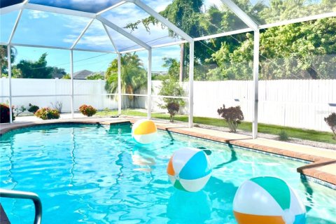 Villa ou maison à vendre à Port Charlotte, Floride: 2 chambres, 106.09 m2 № 2398713 - photo 4