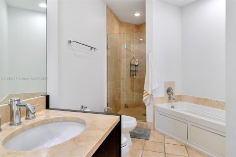 Condo in Sunny Isles Beach, Florida, 2 bedrooms  № 1891353 - photo 27