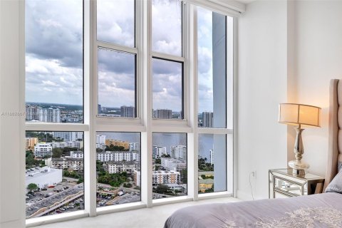 Condo in Sunny Isles Beach, Florida, 2 bedrooms  № 1891353 - photo 25