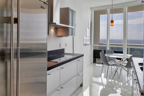 Condo in Sunny Isles Beach, Florida, 2 bedrooms  № 1891353 - photo 13