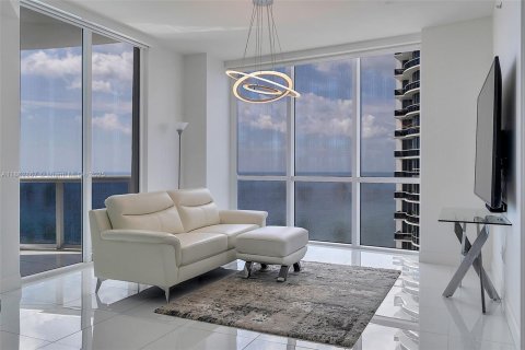 Condo in Sunny Isles Beach, Florida, 2 bedrooms  № 1891353 - photo 3