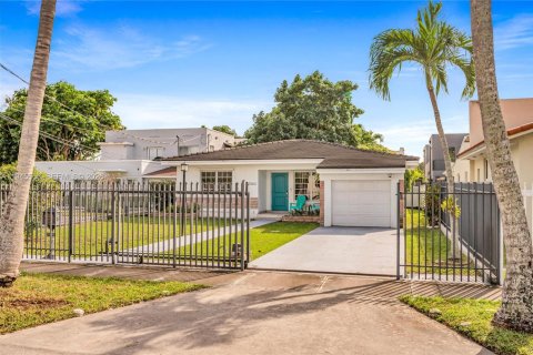 House in Miami, Florida 2 bedrooms, 110.74 sq.m. № 2005330 - photo 3